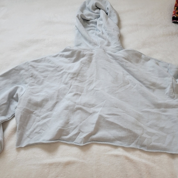 NWT Levi’s Cropped Logo Hoodie Light Blue Raw Hem Sweatshirt XS - Picture 4 of 10